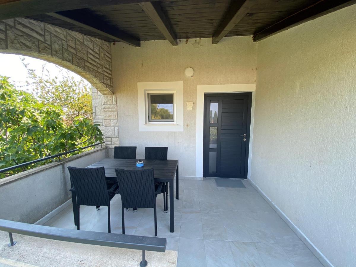 Maris Apartment Premantura Exterior photo